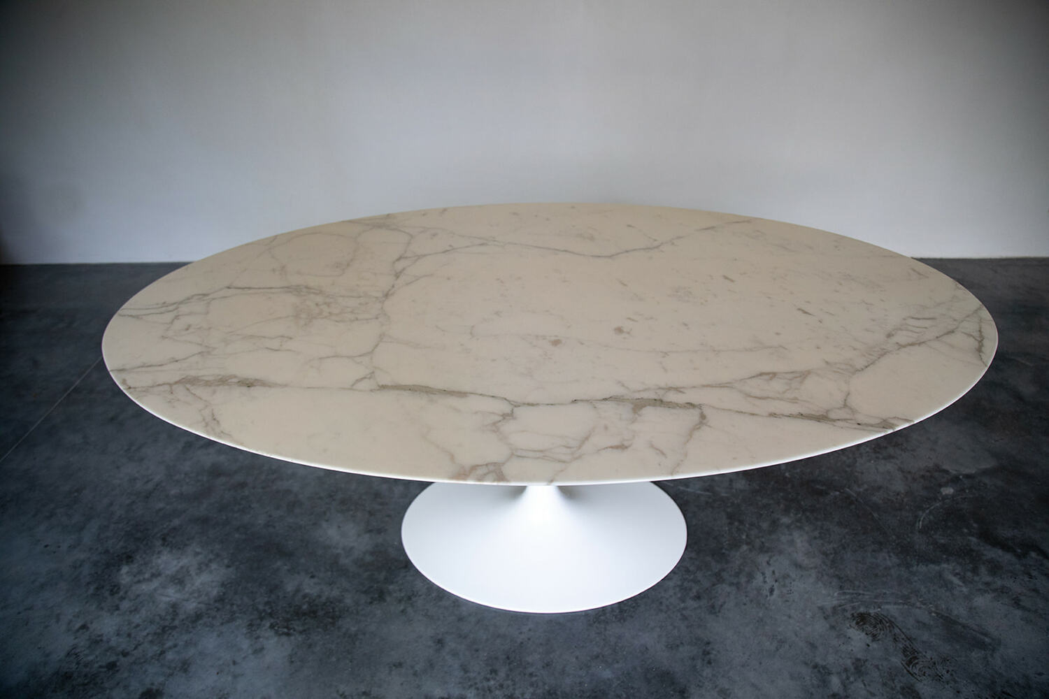 Oval Tulip table